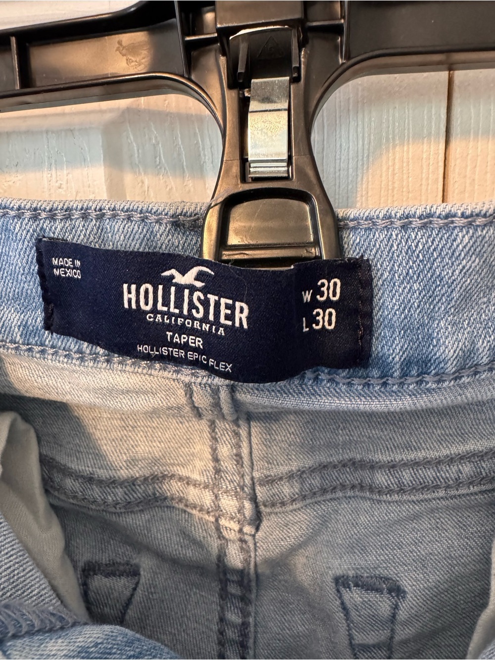 Light Wash Men’s Hollister Taper Jeans Sz 30x30 but see pics for measurements - Picture 4 of 9